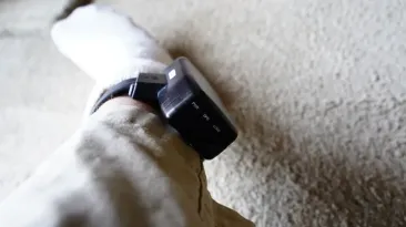 O femeie și-a rupt soțul în bătaie: Bărbatul s-a dus la poliție, iar acum soția lui poartă brățară electronică la picior
