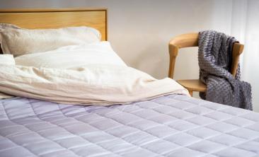 O pensionară s-a rănit în timp ce făcea patul și a cerut despăgubiri de 56.000 de euro. „Ce diferență e între mine și un fotbalist?"
