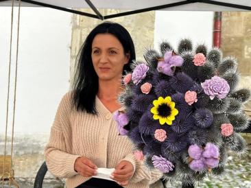 O sibiancă face bani din ciulinii Bărăganului. Creează buchete și aranjamente florale: "E o plantă pe cât de nedorită, pe atât de frumoasă dacă știi să o pui în valoare"