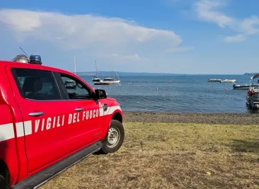 O turistă de 28 de ani, dispărută în apele unui lac din Italia, a fost găsită în viață după cinci ore. Unde au descoperit-o echipele de salvare
