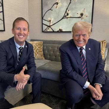 Omul de încredere al lui Trump s-a născut în URSS. Documente obținute de jurnaliști dezvăluie originile reale ale consilierului-cheie
