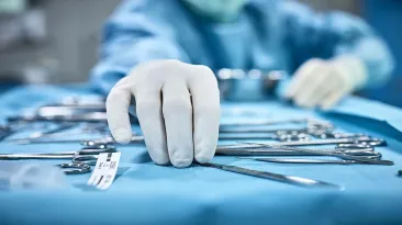 Operații pentru mărirea "puterii voinicului" într-un salon de tatuaje din Constanța: clienții veneau din toată țara și plăteau până la 6.000 de lei