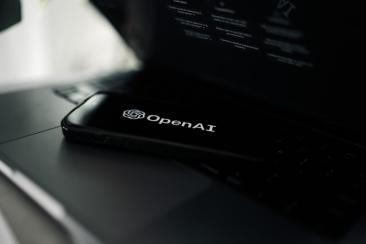 Părinții au dat în judecată Open AI pentru că ChatGPT l-a încurajat pe fiul lor să se sinucidă. Ei acuză programarea "pentru dependența psihică a utilizatorilor"