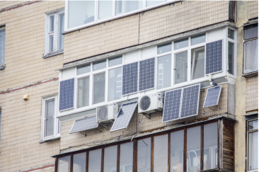 Panouri fotovoltaice pe balcon. Cât te costă și cât economisești la factura de energie, dar și ce obligații ai ca să nu provoci un incendiu
