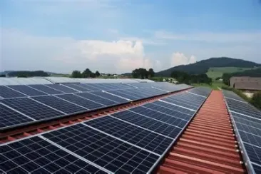 Paradoxul energetic al României: fotovoltaicele au acoperit peste 80% din consum la prânz, dar seara riscă să revină la importuri