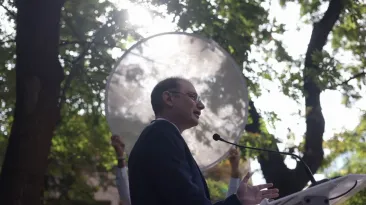 Pare că s-au înțeles: Luca Niculescu merge pe ideea lui Sorin Grindeanu și propune un pact pe șase luni