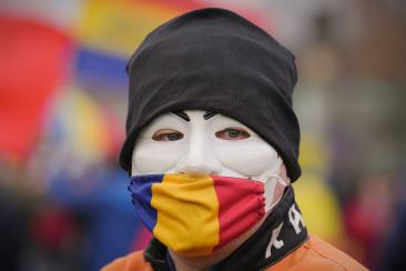 Peste 40% din români vor schimbarea sistemului prin orice mijloace
