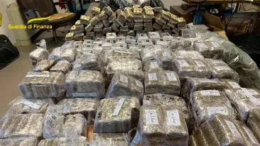 Poliţia italiană anunţă confiscarea a 2,6 tone de cocaină în Oceanul Atlantic, cu o valoare de aproximativ 500 de milioane de euro
