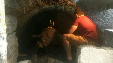 Povestea incredibilă a bărbatului care, în timp ce s-a apucat de renovări prin casă, a găsit poarta către anii 1900