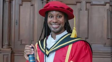 Povestea profesorului de la Cambridge care a spus că a fost analfabet până la 18 ani. Familia acuză o campanie de hărțuire după ce a fost găsit mort
