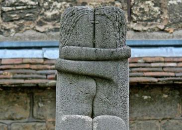 Povestea „Sărutului" lui Brâncuşi așezat pe mormântul unei misterioase rusoaice în cimitirul Montparnasse
