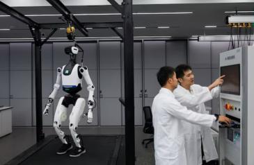 Premieră pe piața asigurărilor din România: un robot umanoid și un câine-robot au fost asigurați pentru peste 141.000 de euro
