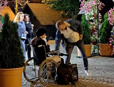 Record la cerșit de Sfânta Parascheva: peste 9.000 de lei adunați în 8 ore de un bărbat care conducea Lexus
