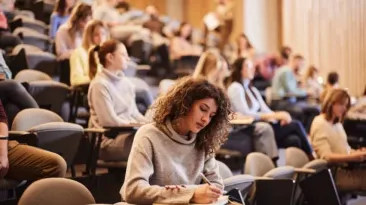 Record: O studentă urmează 14 facultăți în același timp și lucrează part time
