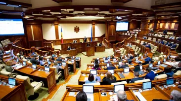 Revoluție în Parlamentul de la Chișinău! Limba română devine obligatorie în plen. Opoziția pro-rusă a ieșit din sală: "Ne închid gura!"
