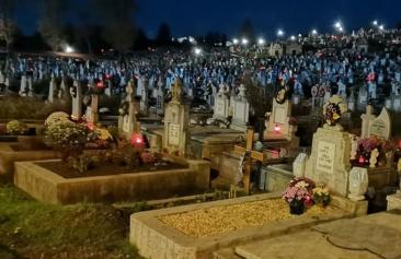 Ridicarea morților din morminte: O explorare științifică a inversării timpului în găurile negre

