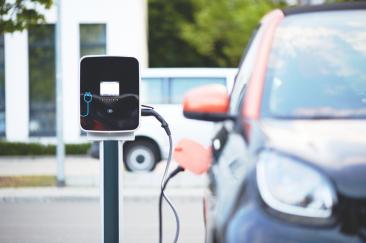Românii caută tot mai multe mașini electrice după scumpirea carburanților. Cât costă 15 mii de kilometri în funcție de tipul motorului
