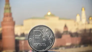 Rușii retrag sume record din bănci, temându-se că Kremlinul le va confisca depozitele pentru a finanța războiul

