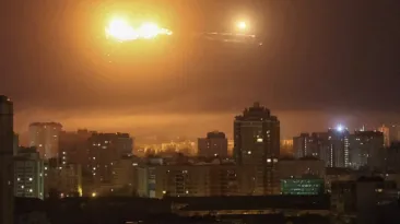Rusia dezlănțuie un atac de amploare cu zeci de rachete și drone asupra capitalei Ucrainei. Au fost lovite blocuri, un supermarket și școli în opt districte

