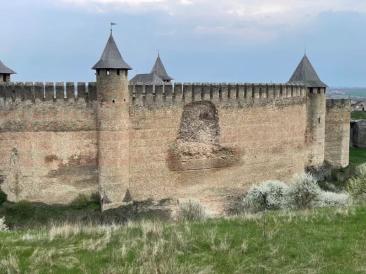 S-a prăbușit zidul Cetății Hotin - celebra fortăreață a lui Ștefan cel Mare. Autoritățile ucrainene sunt acuzate de neglijență totală
