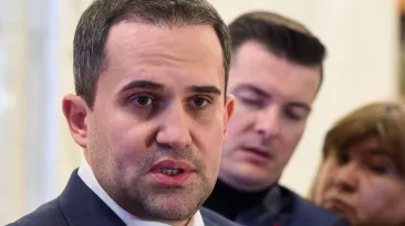 Semne de întrebare în CV-ul ministrului Transporturilor. Explicațiile oferite după acuzația că ar fi mințit în privința studiilor
