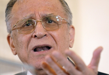 Starea de sănătate a lui Ion Iliescu s-a agravat: A fost operat de urgență printr-o procedură riscantă