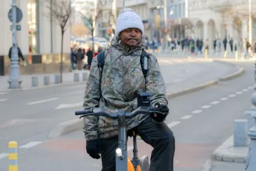 Statul aduce muncitori din Asia în timp ce tinerii români spun că nu găsesc joburi plătite suficient