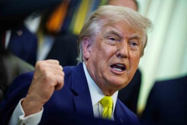 SUA și Iran au semnat primul document de pace. Trump, JD Vance și președintele Parlamentului iranian, Mohammad Bagher Ghalibaf, sunt semnatarii

