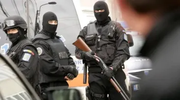 SURSE Fiul minor al unui șef din Poliția Locală Sector 6, ridicat de DIICOT: Ar fi vândut droguri colegilor, de la ușa casei, când părinții lipseau de acasă
