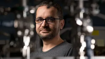 Tehnologia care poate transforma aerul uscat în sursă de apă: un chimist român lucrează la ea la Princeton
