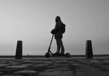 Trotineta electrică pentru navetă nu se alege după autonomie - ploaia, bordurile și limitele schimbă tot
