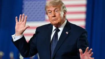 Trump se compară cu Elvis: "Mă gândesc să aduc cea mai mare atracţie din lume, omul care atrage mulţimi mult mai mari decât Elvis în perioada sa de glorie"
