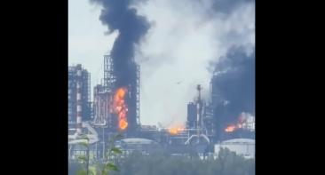 Ucraina a lovit și incendiat rafinăria din Omsk, cea mai mare din Rusia
