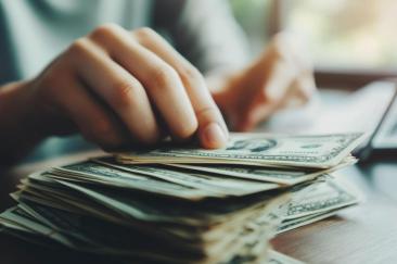 Un băiat de 10 ani și-a dat tatăl în judecată pentru că i-a furat economiile. Bărbatul a folosit banii ca să se recăsătorească
