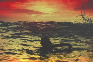 Un băiat de 13 ani a înotat patru ore în apele oceanului ca să-și salveze familia. „Curajul și vitejia lor au fost extraordinare"
