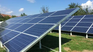 Un cunoscut manelist și-a băgat banii în panouri fotovoltaice și baterii de stocare: "Am curent acum să dau la tot orașul"
