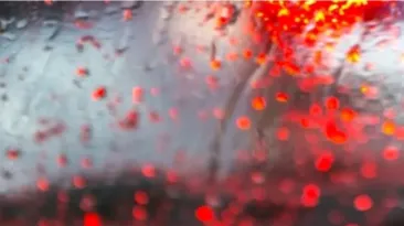 Un fenomen cu biblic-apocaliptic lovește Europa: Ploaie de culoarea sângelui și cer de culoare purpurie