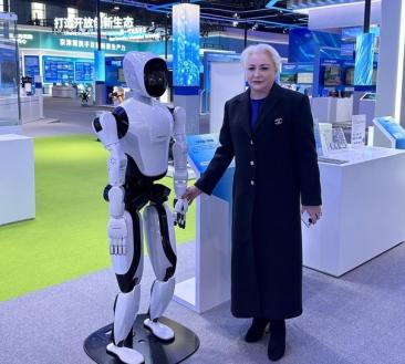 Un fost și un viitor premier al României: Viorica Dăncilă cu robotul umanoid la târgul de inovație din Z-Park din China