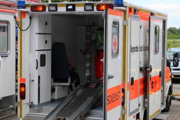 Un șofer beat a blocat două ambulanțe și i-a bătut pe medici cu o rangă. Agresorul a scos și un pistol