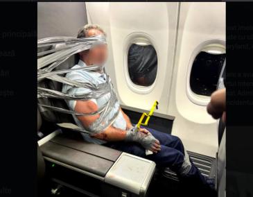 Un pasager care făcea scandal a fost legat cu bandă adezivă de scaunul avionului până la aterizare
