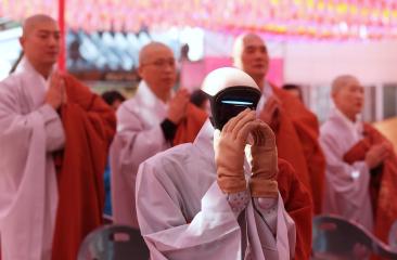 Un robot umanoid s-a călugărit într-un templu budist din Coreea de Sud. Dharma Gabi a jurat că se va dedica lui Buddha