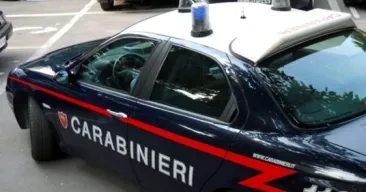 Un român a pornit într-o cursă nebunească prin Italia: a furat mai multe mașini, printre care și un BMW, a atacat două femei și a lovit un polițist
