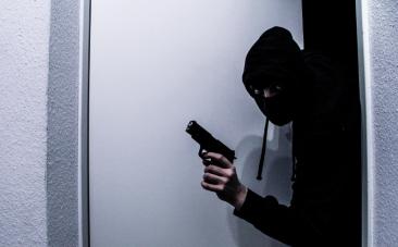 Un tânăr a jefuit șase hoteluri într-o singură zi. Cum a fost prins de polițiști
