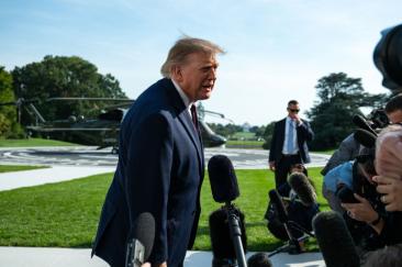 Vânătăile suspecte de pe corpul lui Trump se extind și pe față, alimentând speculațiile privind starea sa de sănătate

