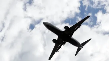 Vacanțele românilor, în pericol: Cursele aeriene spre marile destinații turistice ar putea să fie modificate pe fondul războiului din Iran
