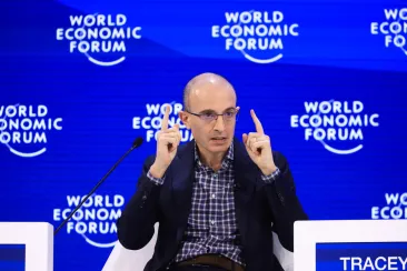 Youval Harari la Davos: "Vom ajunge să recunoaștem Inteligența Artificială drept persoană?"
