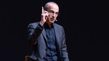 Yuval Harari: „Construim zei și ne așteptăm să ne fie sclavi". Autorul „Sapiens" crede că AI va primi controlul sistemului financiar mondial