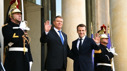 Iohannis predă România pe tavă marilor puteri: El salută că Franța și SUA au anunțat că trimit trupe militare pe teritoriul nostru!