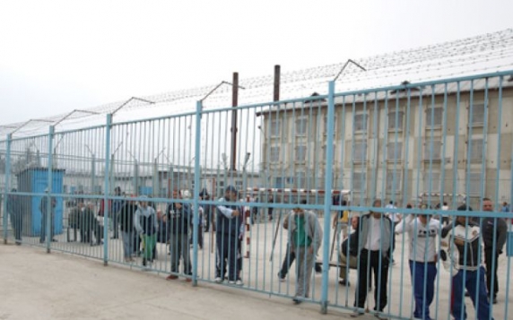 Batuti si injurati de detinuti, gardienii din penitenciare protestează în faţa Ministerului Justiţiei
