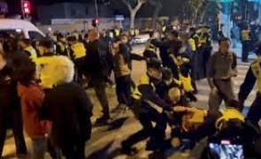 Comuniștii cedează sub protestele violente: Guvernul Chinei anunță relaxarea restricțiilor
